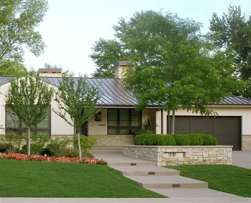 дом в стиле ранчо в теплых нейтральных тонах