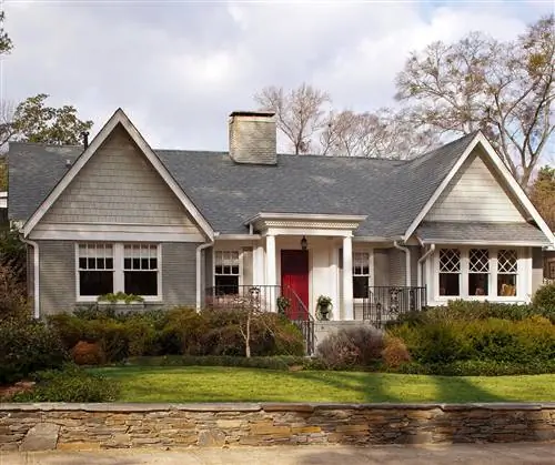 дом в стиле эклектика с красной дверью