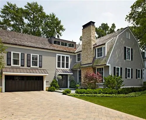 Дом в голландском колониальном стиле в теплых нейтральных тонах