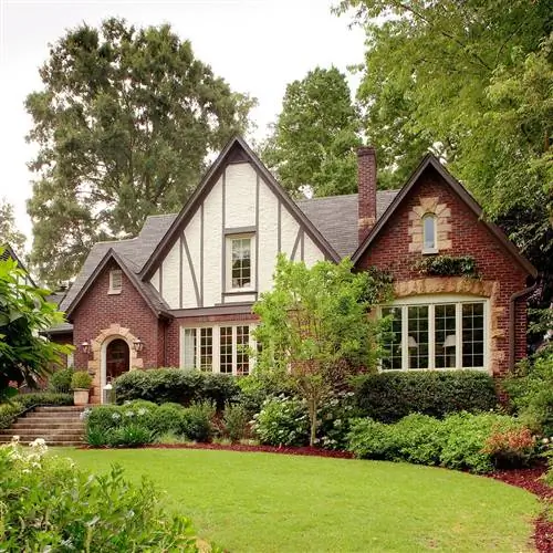 дом из красного кирпича в стиле Тюдор