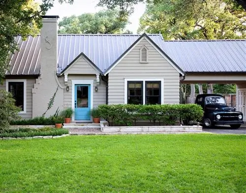 синяя дверь нейтральные тона дом в загородном стиле