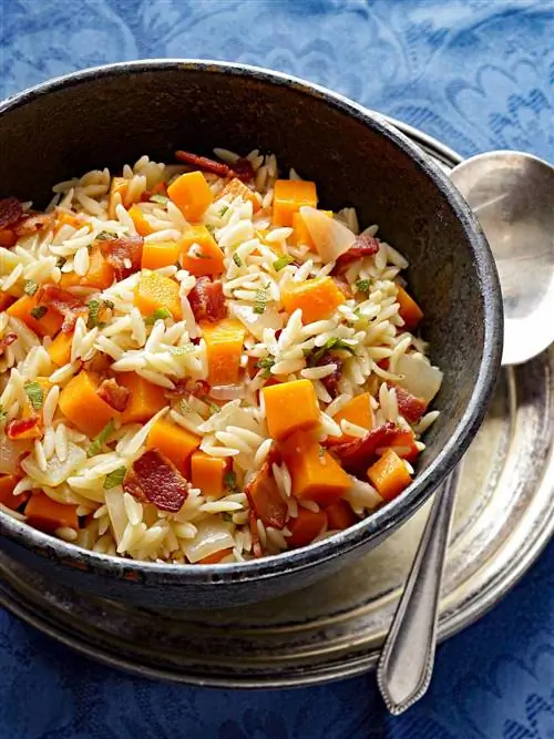Орзо с ореховой тыквой, шалфеем и беконом