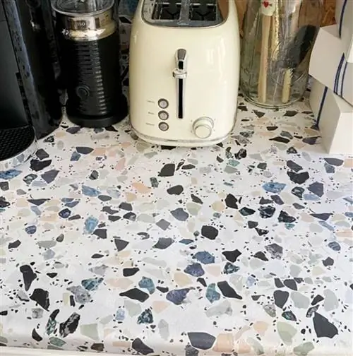 Крупный план самоклеящейся бумаги терраццо на прилавке