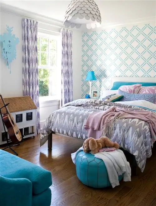 Розово-бирюзовая комната с соответствующими фиолетовыми узорчатыми шторами и покрывалом.