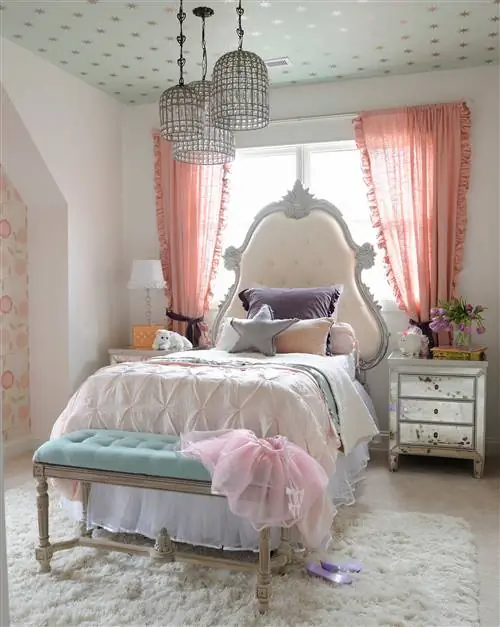 розовая комната со звездами на потолке и великолепным изголовьем.