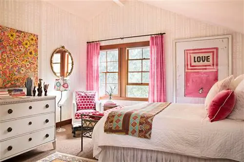 нейтральная комната с ярко-розовыми шторами, предметами искусства и подушкой