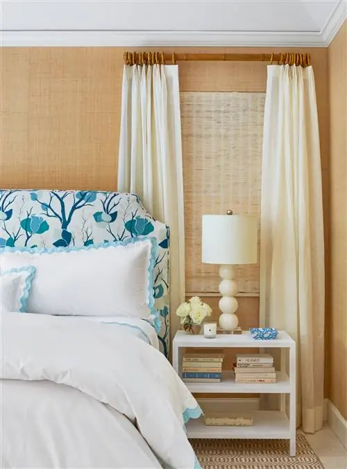коричневая комната с цветочным бело-бирюзовым постельным бельем