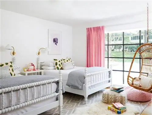 Белая комната с розовыми шторами и подвесным плетеным креслом