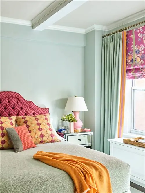крупный план спальни в мятных, розовых и оранжевых тонах