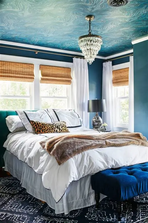 волшебная бирюзовая комната с морскими узорами на потолке. Бамбуковые оконные покрытия и люстра