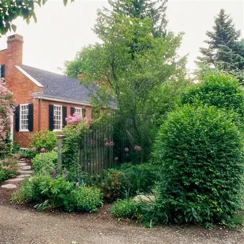 кирпичный дом в саду