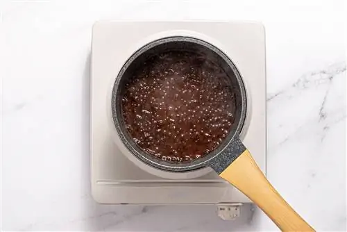 вода, масло и какао-порошок в кастрюле