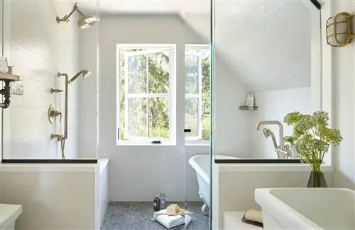 ванная комната с мокрой комнатой с отдельно стоящей ванной и душевой кабиной