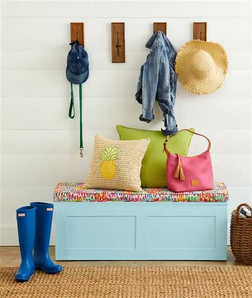 Окрашенная скамья для хранения в прихожей своими руками