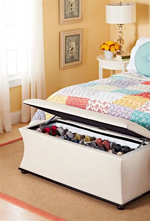 место для хранения обуви перед скамейкой