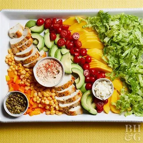 Мексиканский салат из рубленой курицы с соусом из халапеньо