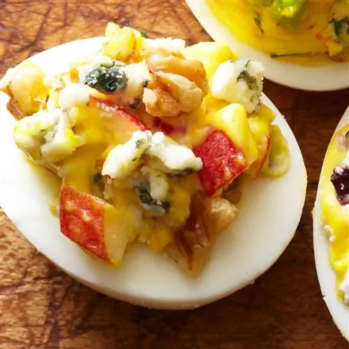 Яйца, фаршированные голубым сыром, яблоком и грецким орехом