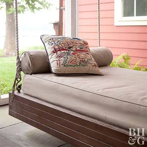 кушетка, подвесная уличная мебель, веранда, стол и стулья