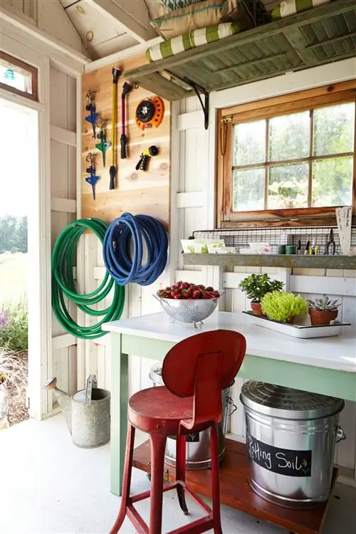 Как хранить садовый шланг: 9 простых решений