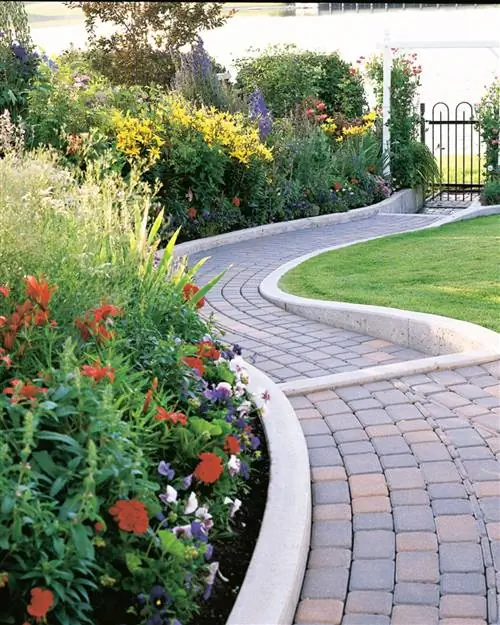 Бетонный край сада