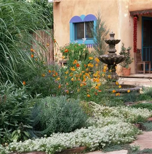 сад снаружи коричневого дома с фонтаном