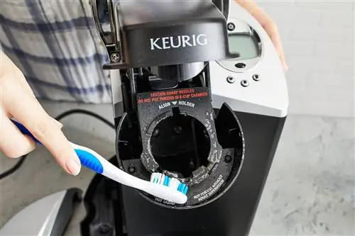 чистка кофеварки Keurig зубной щеткой