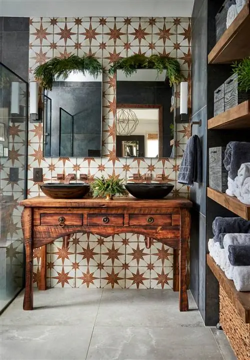 двойные арочные зеркала в ванной