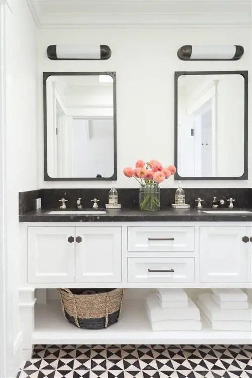 двойные прямоугольные зеркала в ванной комнате