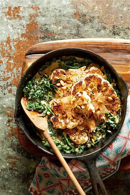 Жареная цветная капуста со шпинатом в сливках с халапеньо