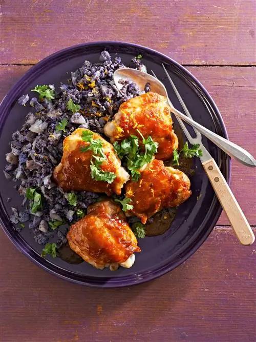 Оранжевые куриные бедра с рисом из цветной капусты