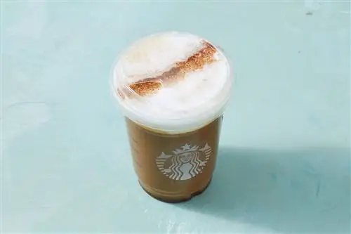 Снимок холодного напитка Starbucks с корицей и карамельным кремом и нитро холодным пивом сверху