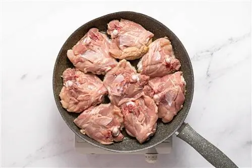 куриные бедра жарятся на сковороде