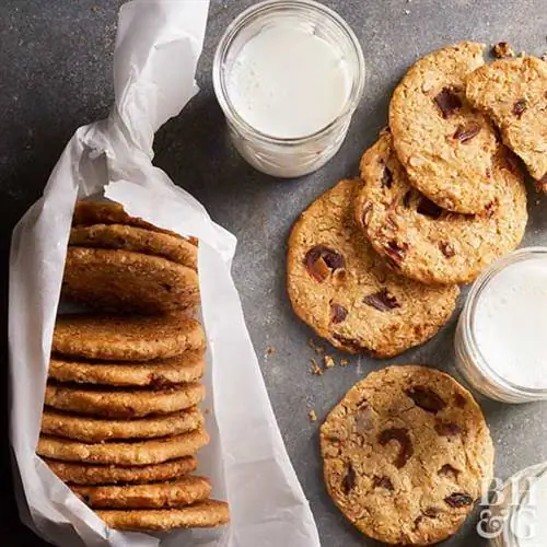 Ломтики овсянки с финиками и орехами