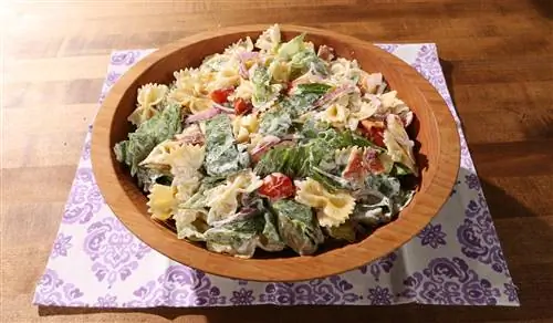 Салат с макаронами BLT