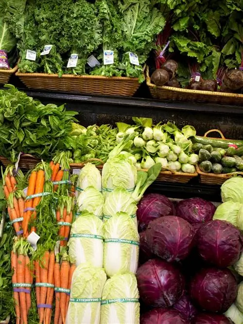 капуста и другие продукты на прилавке