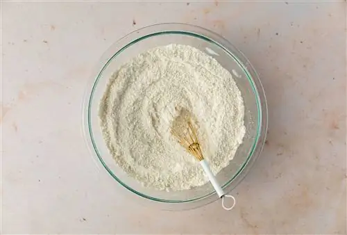 взбивание сухих ингредиентов для морковного пирога