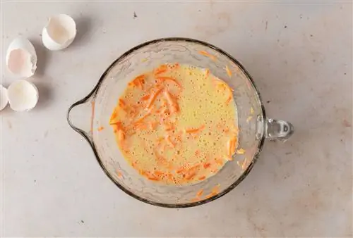 морковь, яйца и масло смешать в миске