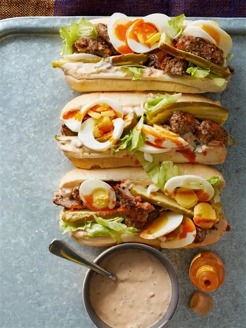 Сосиски и яйца Po'Boys Сосиски и яйца Po'Boys