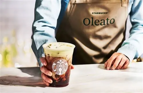 Сотрудник раздает холодный напиток Starbucks Oleato