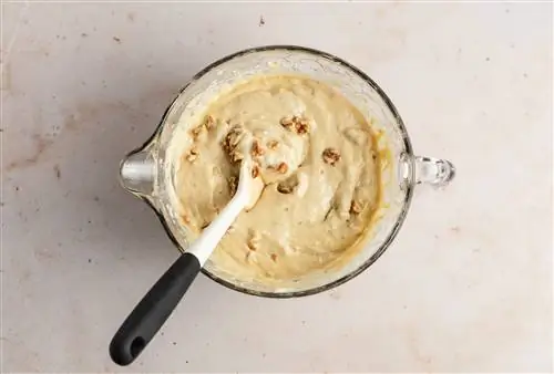 смешать с мукой и орехами