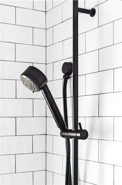 современный матовый черный смеситель для душа и плитка метро
