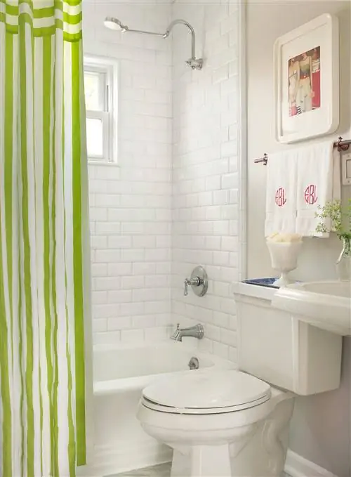 ванная комната с белой плиткой метро и зеленой занавеской для душа