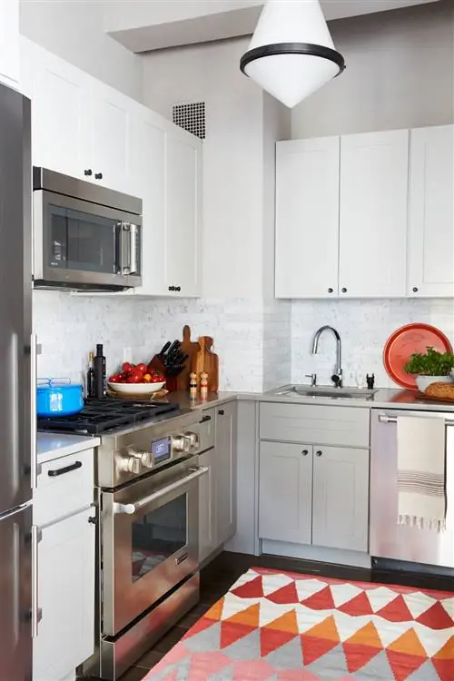 белые кухонные шкафы и красный ковер