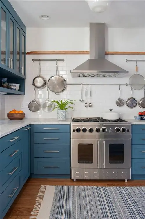 синие кухонные шкафы с синим ковриком