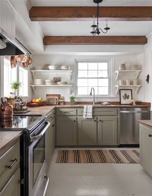 зеленые кухонные шкафы и деревянные балки на потолке