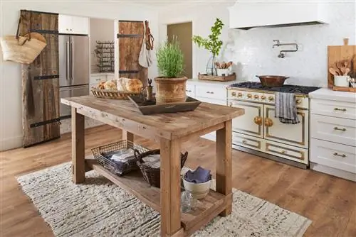 деревянный кухонный остров и кухонный ковер