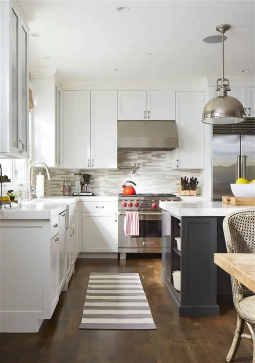 белая кухня с серым полосатым ковром и деревянным полом