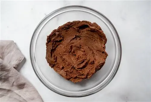 соединение мучной смеси с масляной смесью