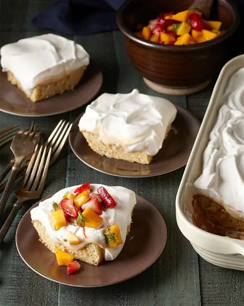 Миндальный торт Tres Leches с клубнично-манговой сальсой