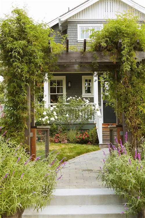 фасад снаружи газон сад озеленение кирпичная дорожка